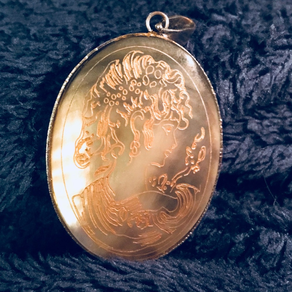 🐚🌊Beautiful mother of pearl cameo pendant!🌊🐚